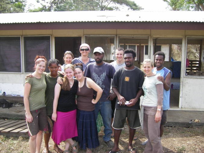 Mi wetem wan bigfella group blong mi long Lambubu, Vanuatu 2006. Yumi wan bigfella familie!